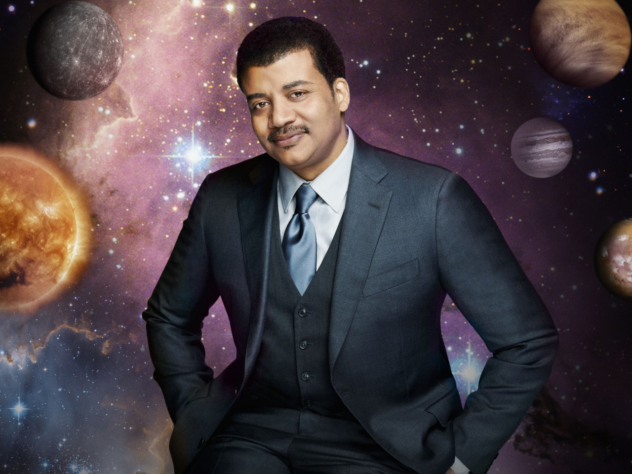 Neil deGrasse Tyson formidler naturvidenskab med humor og charme.