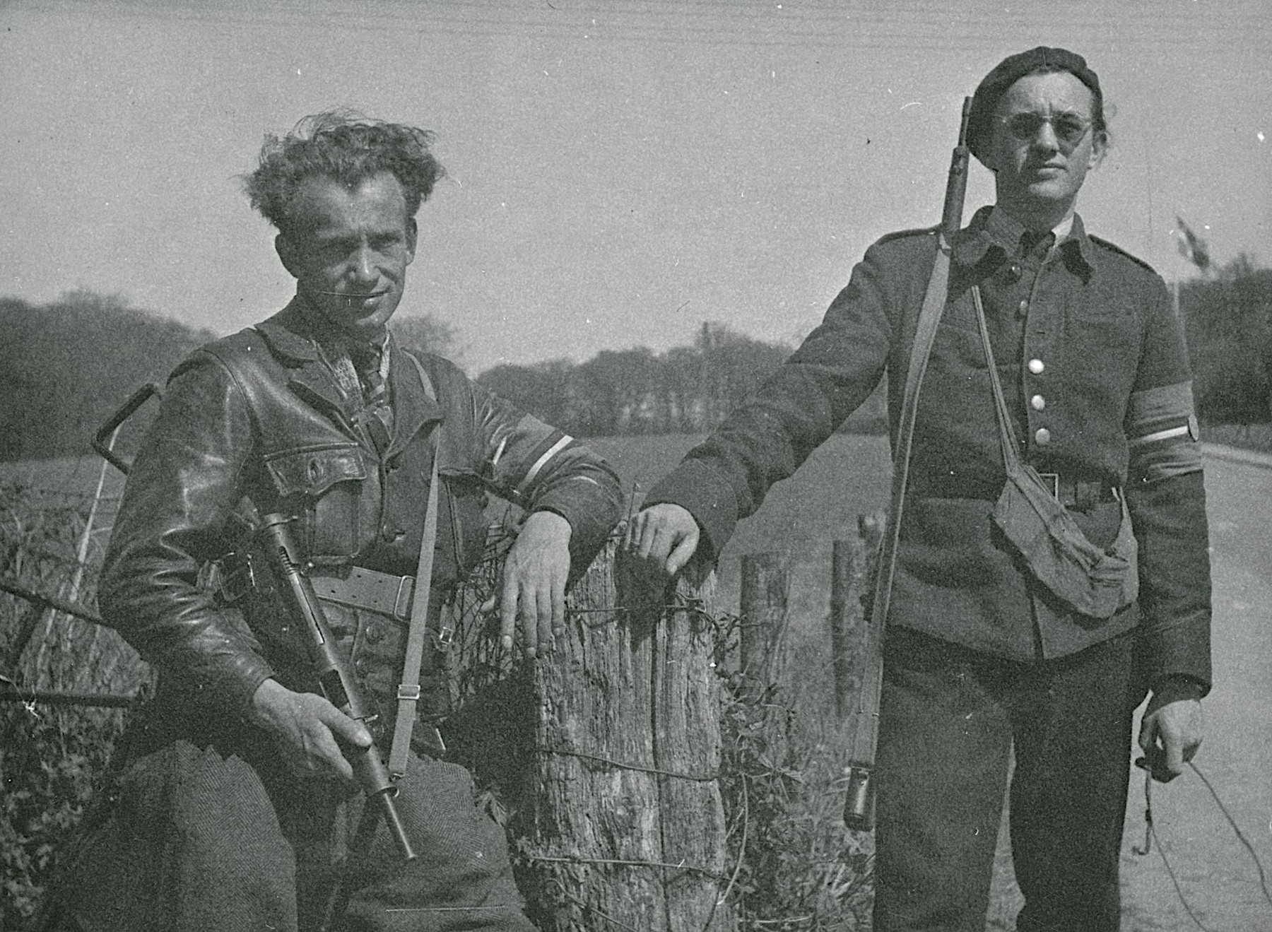 Frihedskæmpere i Haslev efter befrielsen. Frihedsmuseets fotoarkiv.