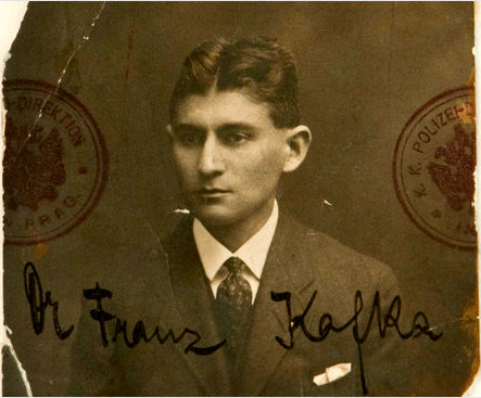 Franz Kafkas pasfoto, dateret mellem 1915 og 1916. Foto: Wikimedia Commons