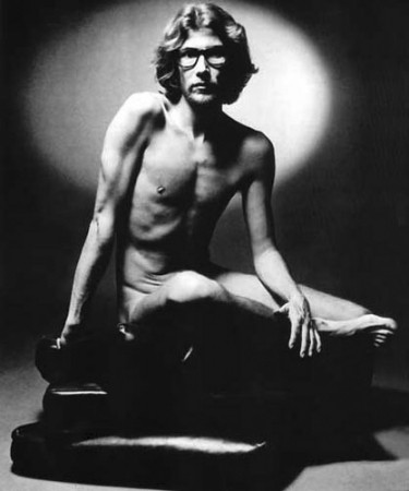 Men han har jo ikke noget tøj på. Designeren Yves Saint Laurent i 1971