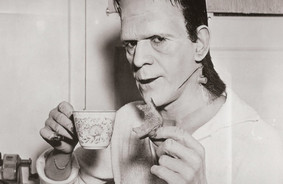 Boris Karloff får sig en kop te mellem optagelserne til Frankenstein.