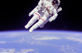 »Der er mange muligheder/Antallet er ubeskriveligt/Men det er ikke alle/som er lige gyldige, lige realistiske/Det ved astronauter alt om«