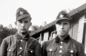 Günter Grass i uniform som 16-årig (til højre). Foto: Karl-Heinz Kalkbrenner