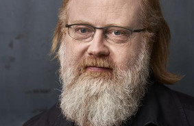 Martin Larsen er en digter, der tager livtag med de algoritmer og systemer, de færreste af os forstår.