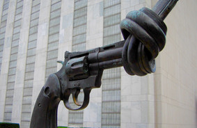 Skulpturen Non-Violence af Karl Fredrik Reutersward står permanent foran FN-bygningen i New York.